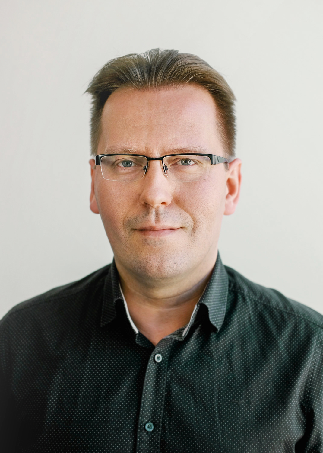 Portraitbild_Eduard_Homm_01_weboptimiert Portraitfoto von Eduard Hübscher Abteilungsleiter im Betrieb der SAC GmbH