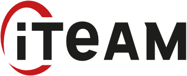 slider_partner_iteam Das Bild zeigt das Logo von iTeam. Es besteht aus dem Wort „iTEAM“ in großen, dunklen Buchstaben, wobei das „i“ von einem roten Halbkreis umschlossen ist.