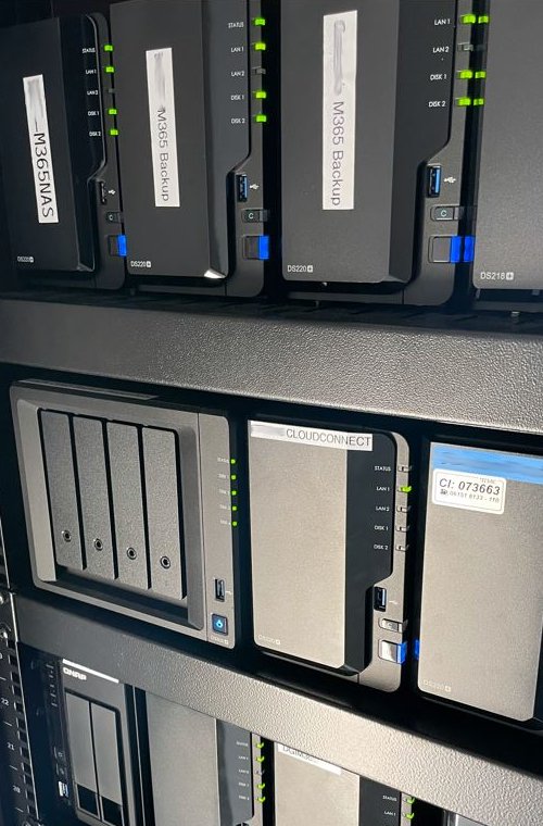 O365 Backup_u_DR_Kontrolle_500 Bild eines Office 365 Backup und Disaster Recovery Serverschrank