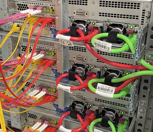Bild vom SAC GmbH Private Cloud Rechenzentrum, explizit einem Server in dem Strom und Data Kabel stecken.