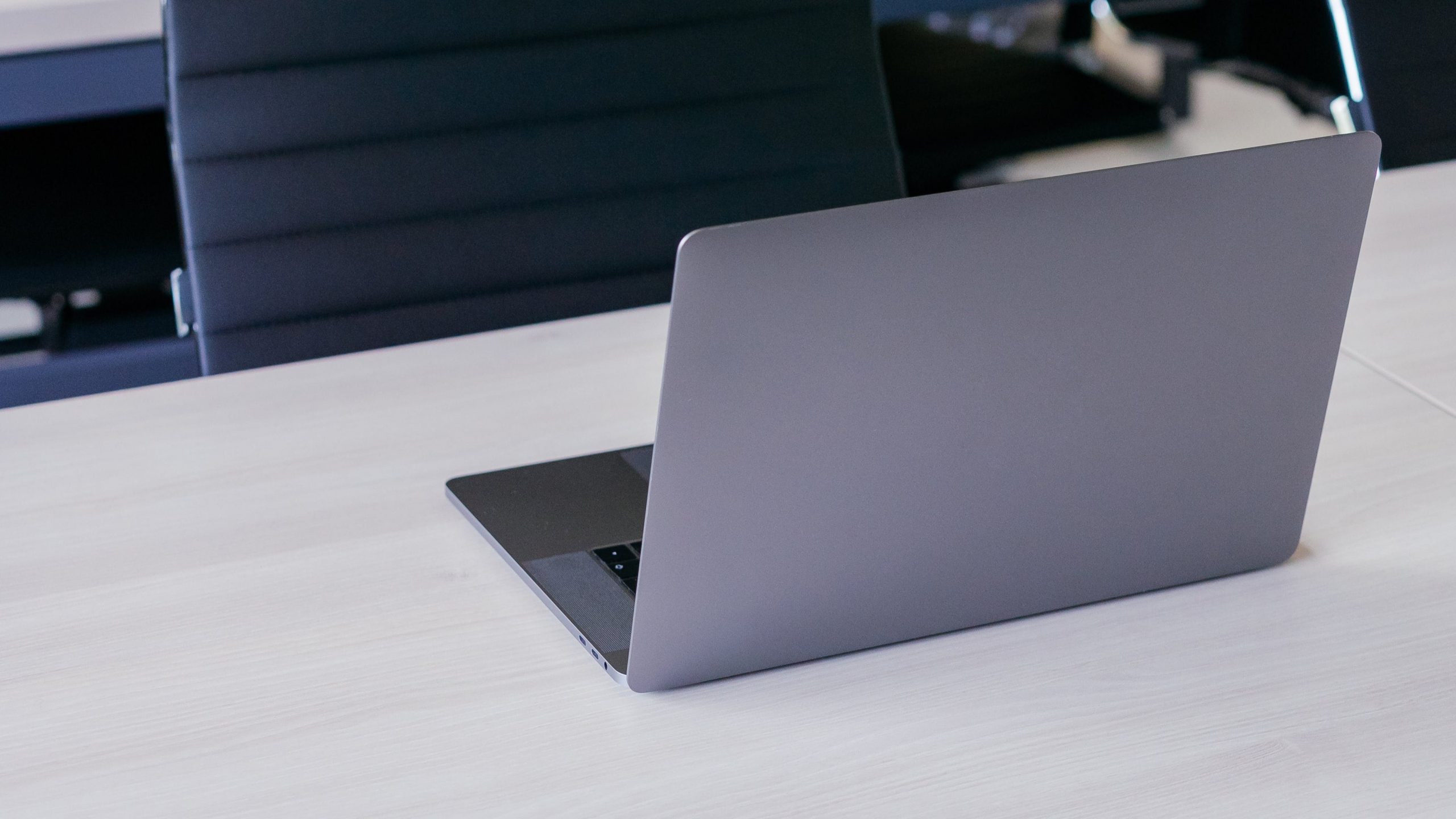 sac_beitragsbild_it-sicherheit-endpoint-security Laptop auf einem Schreibtisch für den Beitrag Endpoint-Security