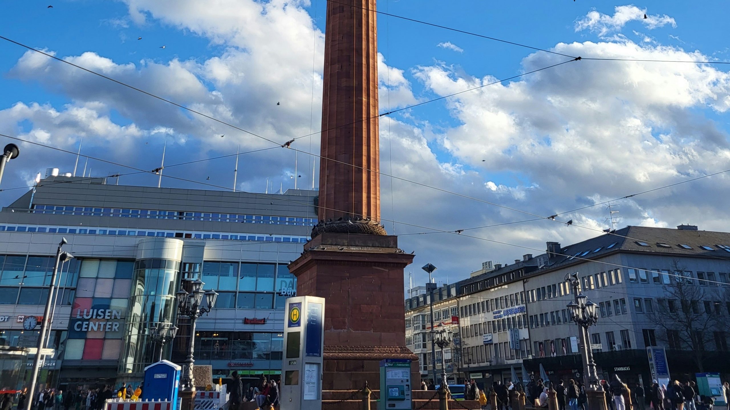 sac_bild_it-dienstleister-darmstadt Foto von dem Luisenplatz in Darmstadt bei leicht bewölktem blauen Himmel