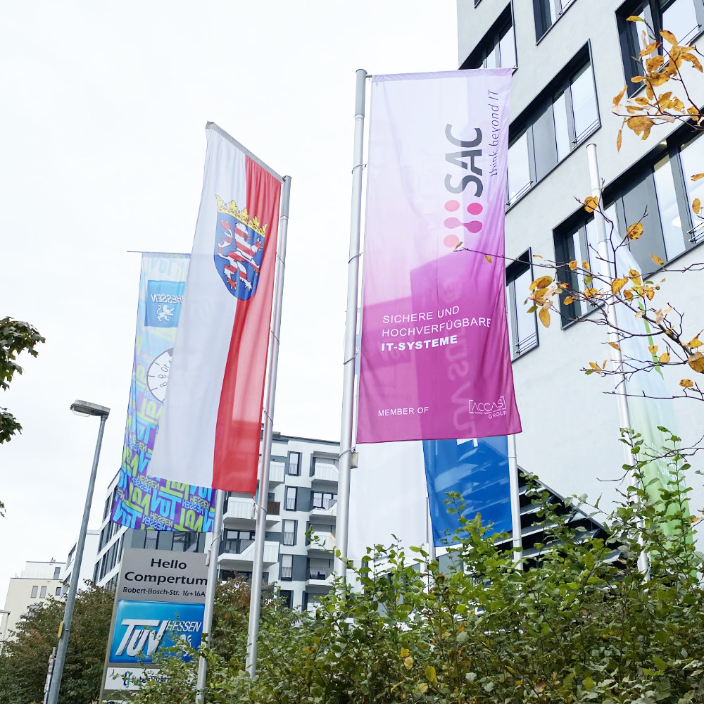 sac_foto_flagge Das Foto zeigt die SAC Flagge vor dem Büro-Standort in Darmstadt. SAC ist IT-Dienstleister in Darmstadt.
