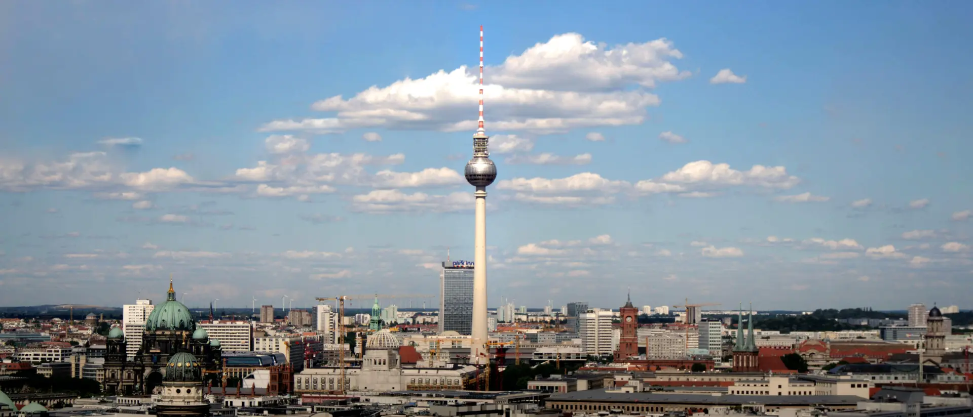 sac_bild_it-dienstleister-berlin Das Foto zeigt die Skyline von Berlin mit Ihrem Fernseherturm. SAC ist IT-Dienstleister in Berlin.